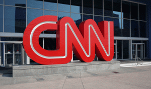 “CNN” تفصل 3 موظفين قدموا لمقر عملهم دون تطعيم