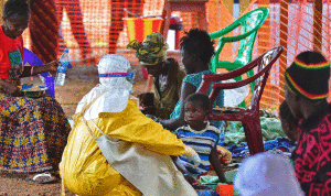 وفيات الـ”إيبولا” تتجاوز العشرة آلاف