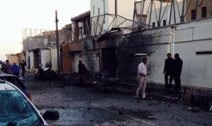 بالصور.. إنفجاران أمام سفارَتَيْ مصر والإمارات في العاصمة الليبية