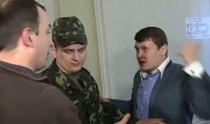 بالفيديو.. عراك دموي في البرلمان الأوكراني!