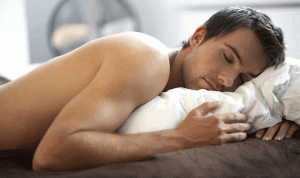 النوم عاريًا يحميك من السمنة والسكري!
