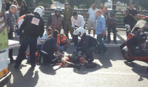 بالصور.. طعن جندي إسرائيلي في تل أبيب واعتقال المنفّذ