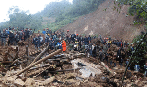 إرتفاع حصيلة ضحايا الإنهيار الأرضي في إندونيسيا إلى 20 قتيلاً
