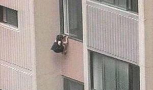 طفلة تنجو بأعجوبة من الموت بعد سقوطها من الطابق الثامن
