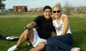 بالفيديو: دييغو مارادونا ينهال على صديقته بالضرب