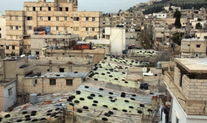 نجاة فلسطينية بعد انهيار أجزاء من سقف غرفتها في مخيم عين الحلوة