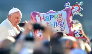 بالفيديو…البابا يحتفل بعيد ميلاده على انغام “التانغو”