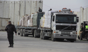 إسرائيل تدخل 540 شاحنة لغزة من معبر كرم أبو سالم