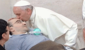 البابا يعرّج على الفقراء في زيارة مفاجئة