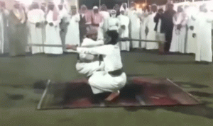 بالفيديو.. سعودي يرقص ببندقية يصيب نفسه في منطقة “حساسة”!