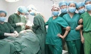 “بالصور.. سيلفي” داخل غرفة العمليات تتسبب في إقالة أفراد طاقم طبي