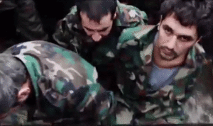 بالصور.. “داعش” يركل 3 ضباط حتى الموت ويسحلهم في شوارع الرقة