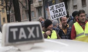 المئات من سائقي سيارات الأجرة يتظاهرون ضد “اوبر” في إيطاليا