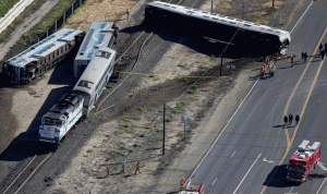 عشرات الإصابات في حادث تصادم شاحنة مع قطار في كاليفورنيا