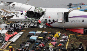 عطل في محرّكَيْ الطائرة التايوانية تسبب بسقوطها