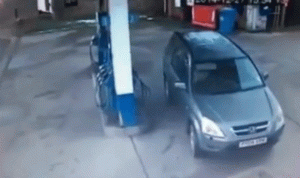 بالفيديو.. امرأة “تضيّع” خزان الوقود في سيارتها 4 مرات