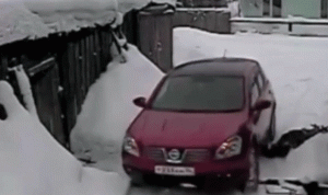 بالفيديو.. سائقة تدهس إمرأة مسنة بعد خدشها سيارتها
